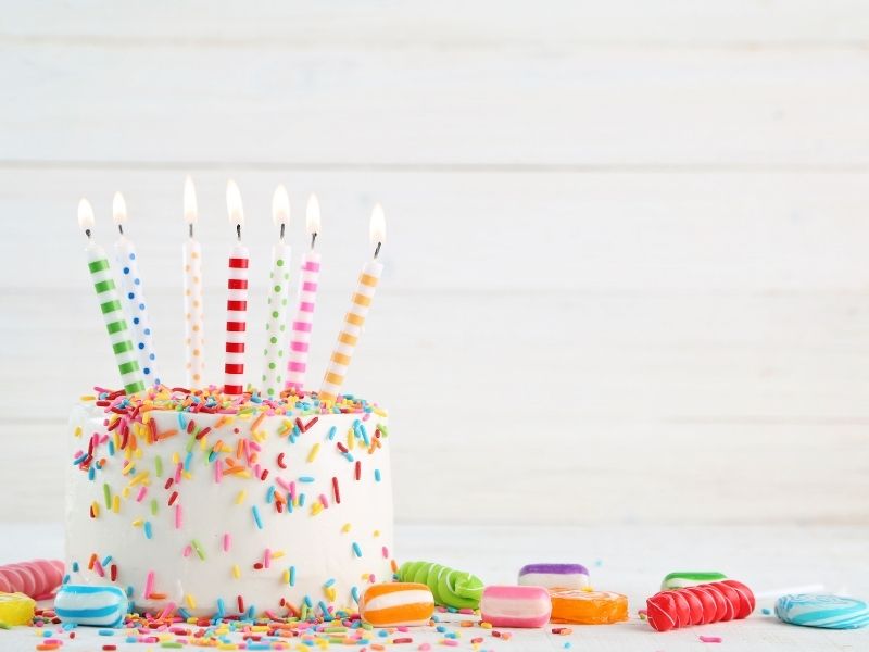 Dekoracja stołu urodzinowego – czego nie powinno w niej zabraknąć?